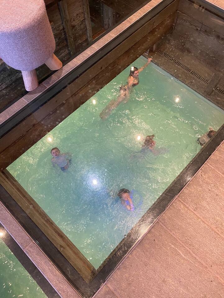 Piscine intérieure chauffée avec vue panoramique